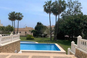 PALAU II, céntrico, cómodo y con piscina.